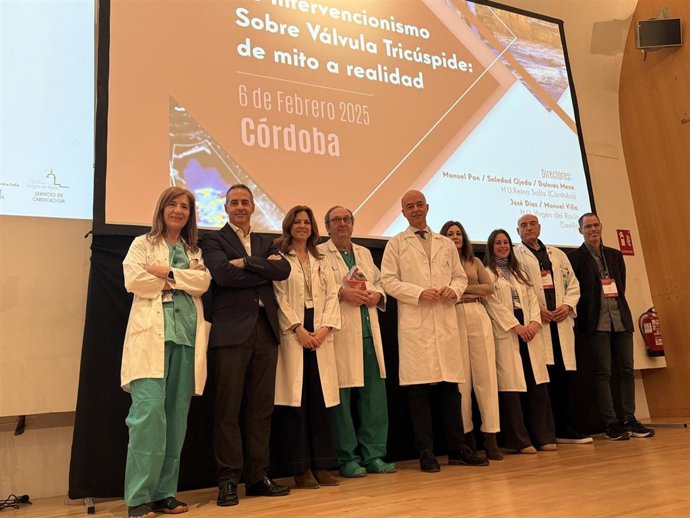 Foto de familia en la inauguración del III 'Curso de Intervencionismo sobre Válvula Tricúspide: de mito a realidad'.