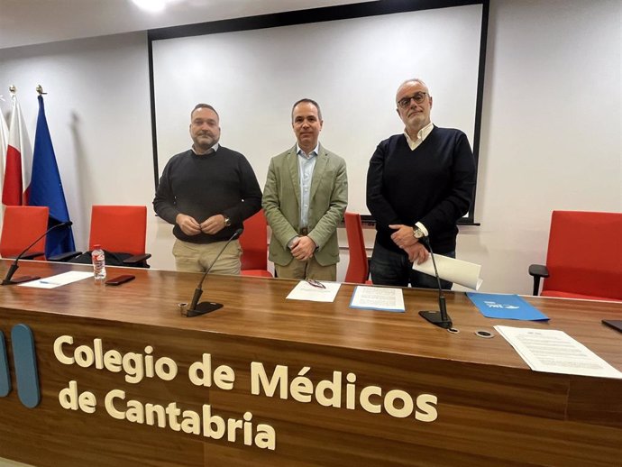 Rueda de prensa del Sindicato Médico de Cantabria. En el centro su presidente, Santiago Raba; a la izquierda, el secretario general de la organización, Óscar Pascual, y a la derecha el tesorero, Óscar Ortiz