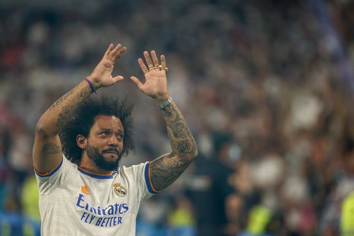 Archivo - Marcelo Vieira Da Silva saludates to the fans during the celebration of Real Madrid as winners of the 14th UEFA Champions League against Liverpool FC at Santiago Bernabeu on may 29, 2022, in Madrid, Spain.