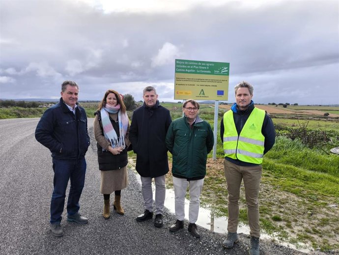 Acosta (centro), durante su visita al camino de Argallarón-La Coronada.