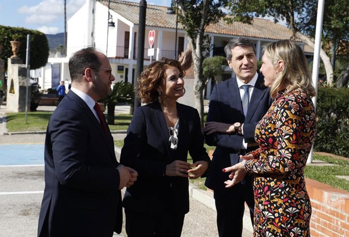 María Jesús Montero saluda a la presidenta de la Mancomunidad del Campo de Gibraltar en un acto en Castellar.