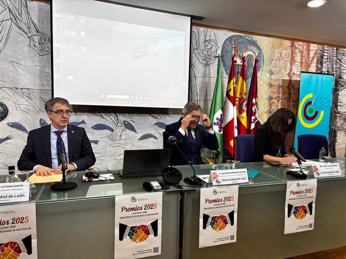 De izquierda a derecha, el vicerrector de Investigación y Transferencia de la ULE, el presidente del Consejo Social y la directora de la Oficina de Transferencia del Conocimiento.