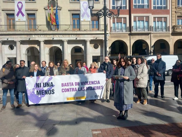 Una concentración pide "unidad y firmeza"; "Todos tenemos un papel muy importante en la lucha contra violencia género"