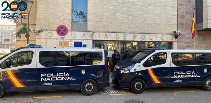 Vehículos policiales frente a la comisaría de Manacor.