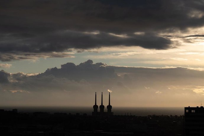 Archivo - Las torres de las Tres Chimeneas de Sant Adrià del Besós desde el Mirador de Torre Baró, a 12 de diciembre de 2024, en Barcelona, Catalunya (España).