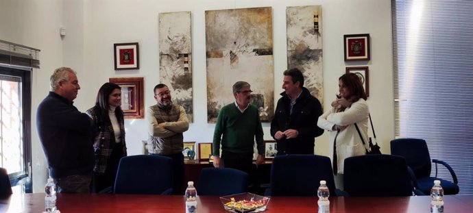 La delegada de Industria, Energía y Minas de la Junta en Huelva, Lucía Núñez, acompañada del delegado de Agricultura, Agua, Pesca y Desarrollo Rural, Álvaro Burgos, en una reunión con representantes de la Comunidad de Regantes Sur-Andévalo.