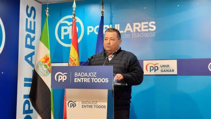 El secretario general del PP en la provincia de la provincia de Badajoz y portavoz del Grupo Popular en la Diputación de Badajoz, Juan Antonio Barrios, ofrece una rueda de prensa