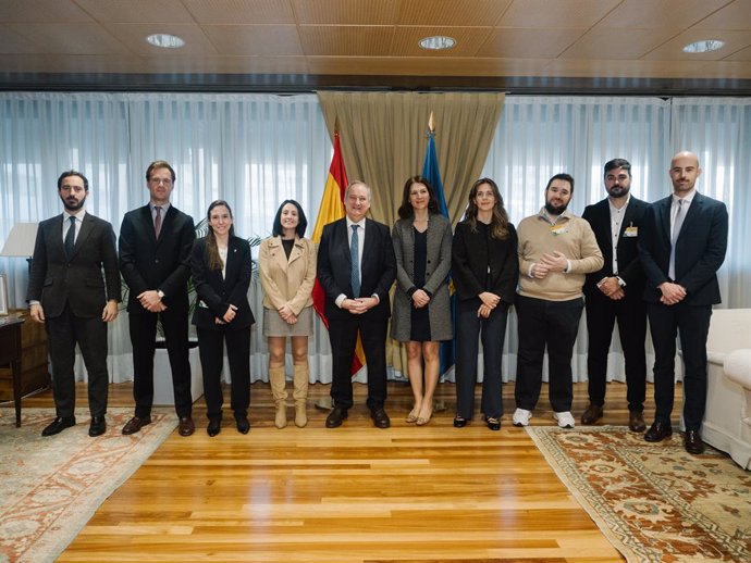 El ministro de Industria y Tursimo, Jordi Hereu, se reúne con la Asociación de Operadores de Recarga Ultrarrápida en la que se encuentra Tesla.