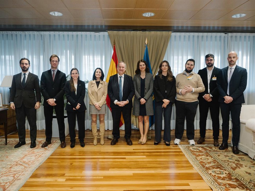 El ministro de Industria y Tursimo, Jordi Hereu, se reúne con la Asociación de Operadores de Recarga Ultrarrápida en la que se encuentra Tesla.