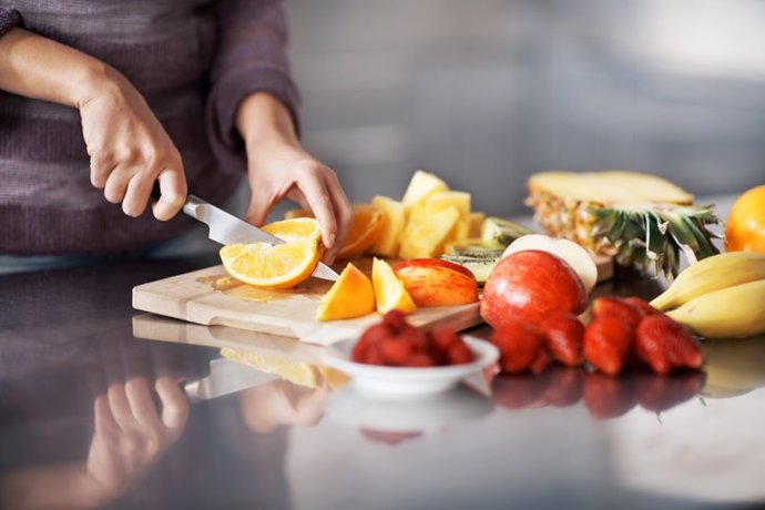 Archivo - Imagen de archivo de una mujer comiendo fruta.