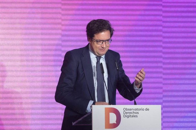 El ministro para la Transformación Digital, Óscar López, interviene durante la clausura del acto de presentación del Observatorio de Derechos Digitales, en el Auditorio Casa del Lector del Matadero de Madrid, a 5 de febrero de 2025, en Madrid (España). El