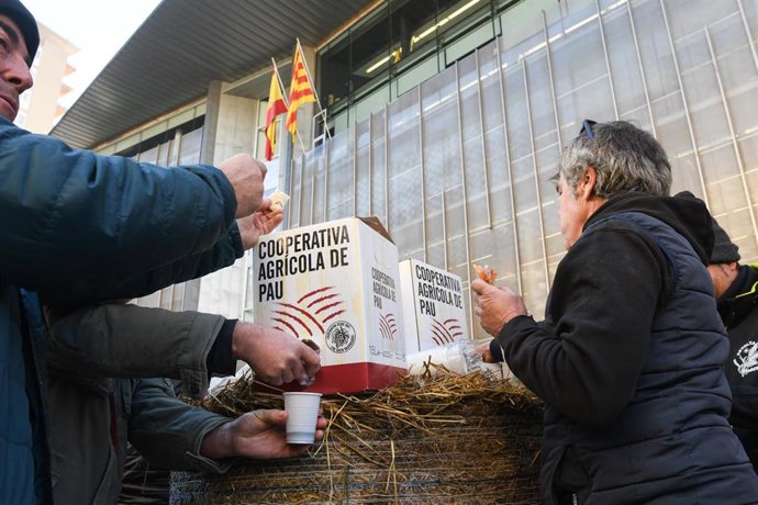 Manifestantes de la Cooperativa Agrícola de Pau durante una concentración de Revolta Pagesa.