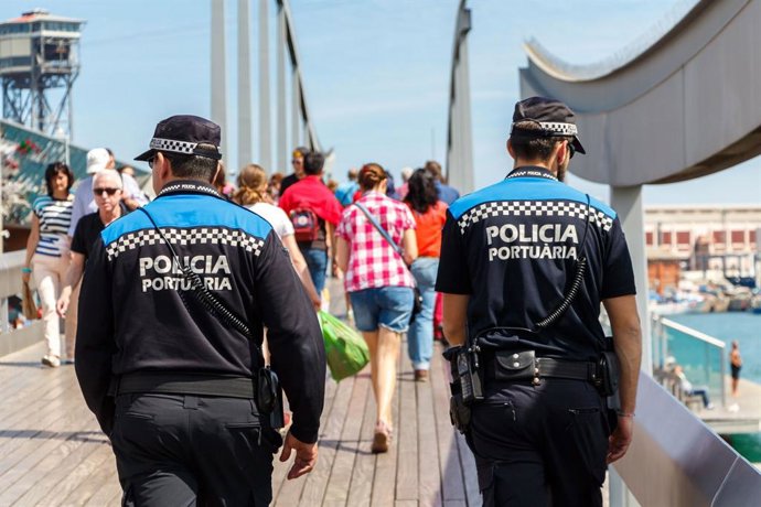 Agentes de la Policía Portuaria de Barcelona en su labor diaria