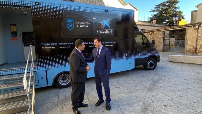 Director territorial de CaixaBank en Castilla y León, Gerardo Cuartero, que ha presentado en la capital abulense este vehículo junto con el presidente de la institución provincial, Carlos García
