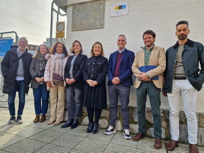 La Consejería de Educación inicia en el Colegio Público La Gesta de Oviedo el reparto de placas a centros que forman parte del programa HabLE