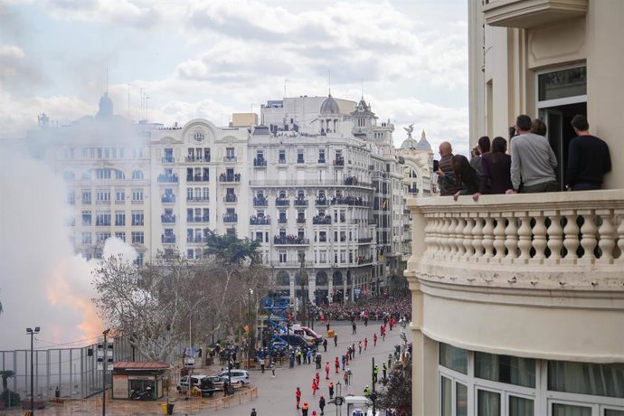 Archivo - Varias personas en un balcón durante la segunda ‘mascletà’ de las Fallas 2024