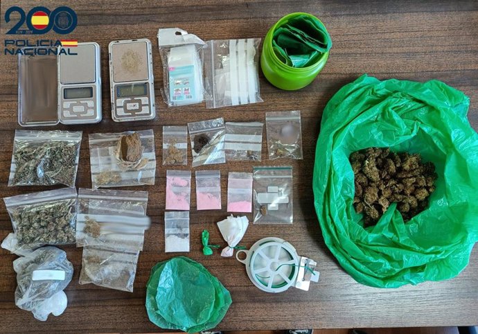 Drogas y materiales incautados en el registro del piso de Camp d'en Serralta.