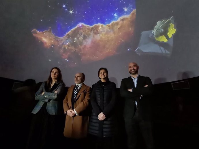 La alcaldesa de Gijón, Carmen Moriyón, rector de la Universidad de Oviedo, Ignacio Villaverde, (en el centro), durante la reapertura del Planetario de la Escuela Superior de Marina Civil, en el campus gijonés.