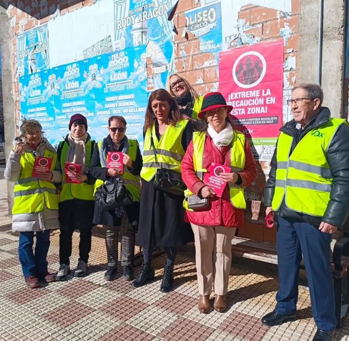 Miembros de Vox Villaquilambre posan junto a los carteles de la campaña contra el centro de acogida de Villarrodrigo de las regueras (León)