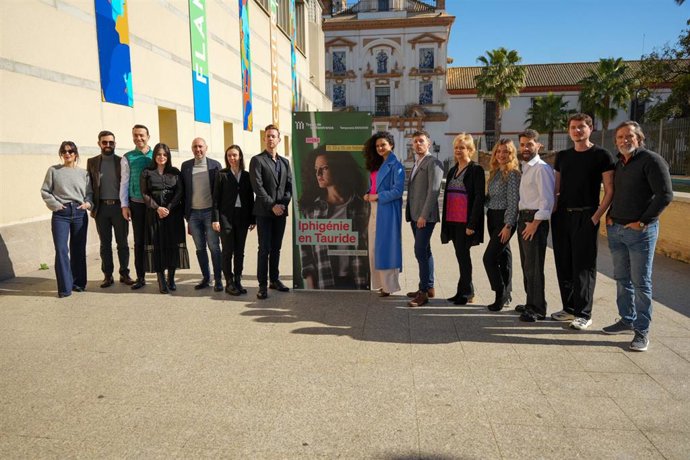 Foto de familia con directores y artistas que participan en la ópera 'Iphigénie en Tauride', que se estrena el 11 de febrero en el Maestranza.