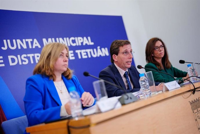La vicealcaldesa de Madrid, Inma Sanz; el alcalde de Madrid, José Luis Martínez-Almeida, y la concejala-presidenta de Tetuán, Paula Gómez-Angulo