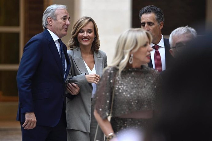 Archivo - La ministra de Educación y FP en funciones y portavoz nacional del PSOE, Pilar Alegría (2i), y el presidente del Gobierno de Aragón, Jorge Azcón (i).