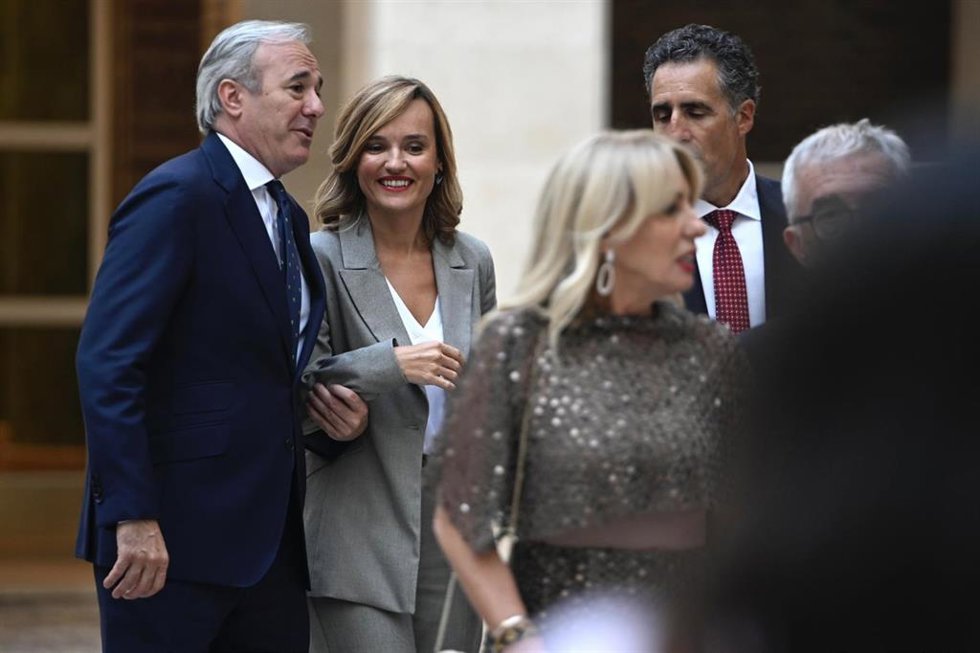 Archivo - La ministra de Educación y FP en funciones y portavoz nacional del PSOE, Pilar Alegría (2i), y el presidente del Gobierno de Aragón, Jorge Azcón (i).
