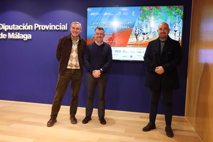El vicepresidente y diputado de Deportes, Juan Rosas, junto al presidente de la Federación Andaluza de Atletismo y vicepresidente de la Federación Española, Enrique López Cuenca, y el concejal de Deportes de Cártama, Juan Antonio Vargas