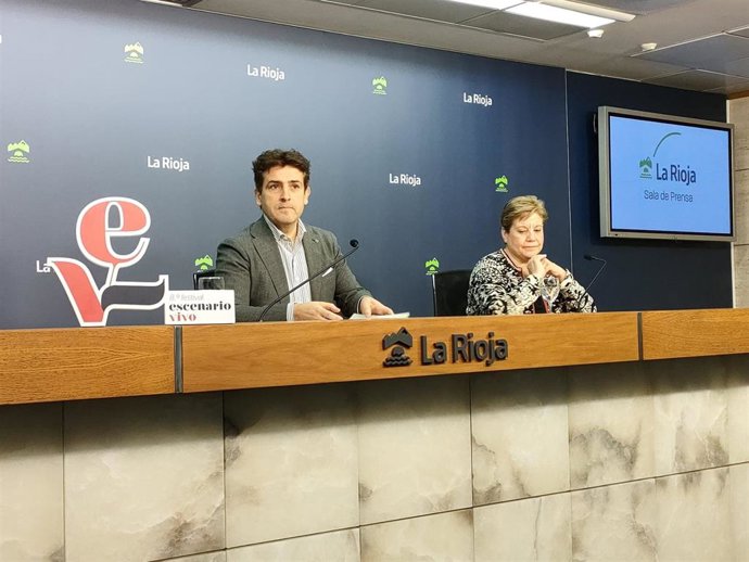 El director general de Cultura, Roberto Iturriaga, y la coordinadora de la Fundación San Millán, Almudena Martínez, dan a conocer la programación de invierno de 'Escenario Vivo'
