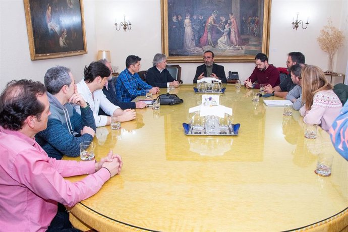 El presidente de la Diputación de Cáceres, Miguel Ángel Morales, se reúne con los miembros del Comité de Empresa de la Central Nuclear de Almaraz