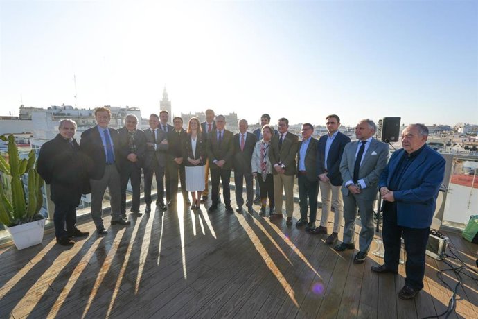 Foto de familia del alcalde y la delegada municipal de Turismo con profesionales del sector en Sevilla, en la azotea del Hotel Inglaterra, tras presentar el balance de Fitur 2025.