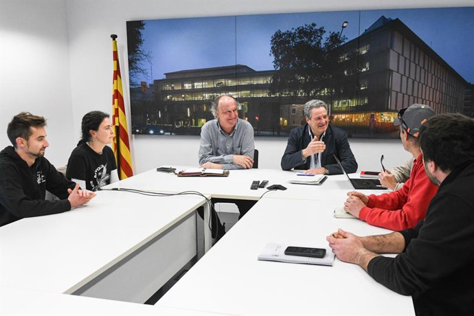 Manifestantes de Revolta Pagesa reunidos con el director de Servicios Territorial del departamento de Agricultura de Girona, Josep Guix Feixas, durante una concentración de Revolta Pagesa, a 6 de febrero de 2025, en Girona, Catalunya (España). Los product