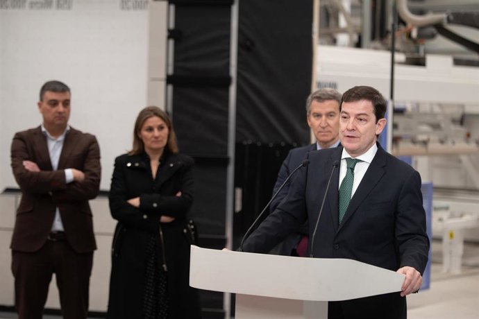 El presidente de la Junta de Castilla y León, Alfonso Fernández Mañueco, en su intervención en Carrión de los Condes junto al presidente del PP, Alberto Núñez Feijóo.