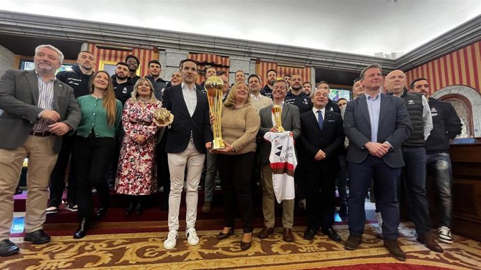 Foto de familia de parte de los corporativos con directiva, técnicos y jugadores del San Pablo Burgos de baloncesto con la Copa de España.