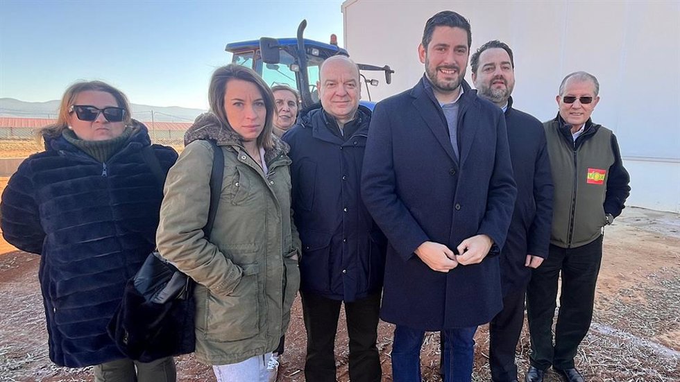 El portavoz parlamentario de VOX en las Cortes de Aragón, Alejandro Nolasco, y los diputados de este partido Santiago Morón y David Arranz, han visitado una explotación ganadera junto con varios miembros de VOX en Teruel.