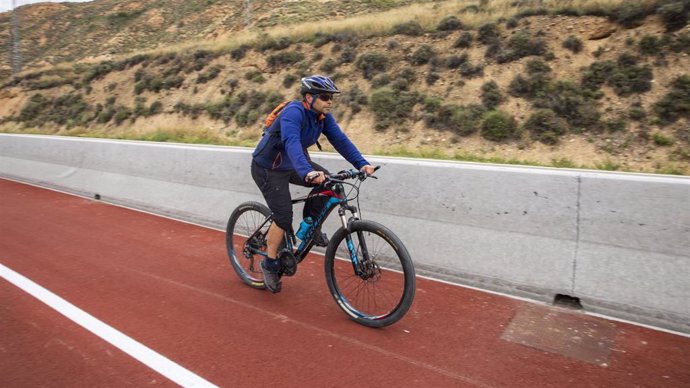 Archivo - Ciclista por carril bici