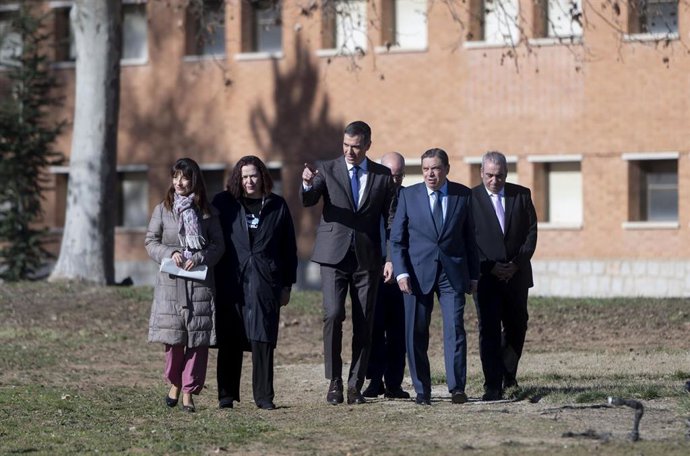 El presidente del Gobierno, Pedro Sánchez (3i), y el ministro de Agricultura, Pesca y Alimentación, Luis Planas (2d), durante el acto de presentación de la Estrategia Nacional de Alimentación, en el iHub La Vega Innova