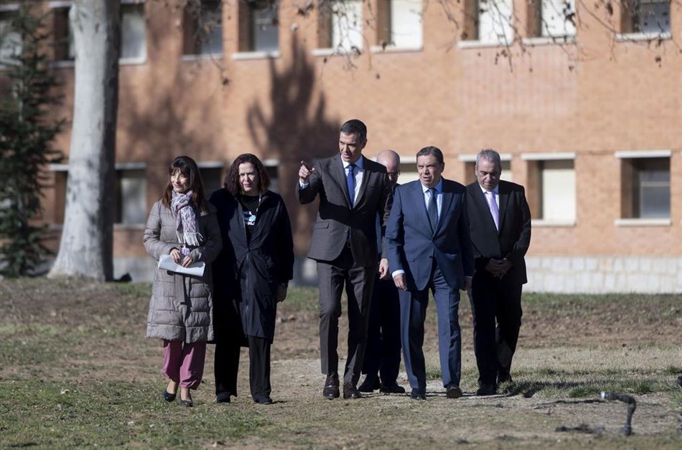 El presidente del Gobierno, Pedro Sánchez (3i), y el ministro de Agricultura, Pesca y Alimentación, Luis Planas (2d), durante el acto de presentación de la Estrategia Nacional de Alimentación, en el iHub La Vega Innova