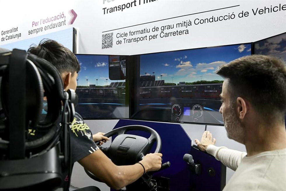 Un joven participa en una actividad de un estand del Saló de l'Ensenyament de 2024