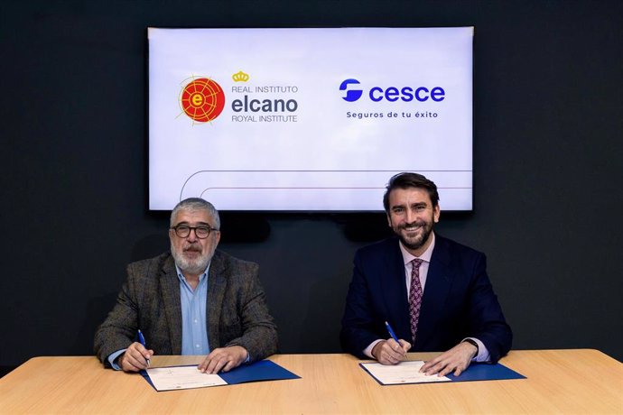 José Juan Ruiz, presidente del Real Instituto ElCano, y por Pablo de Ramón-Laca, presidente ejecutivo de Cesce,  firman el acuerdo de colaboración.