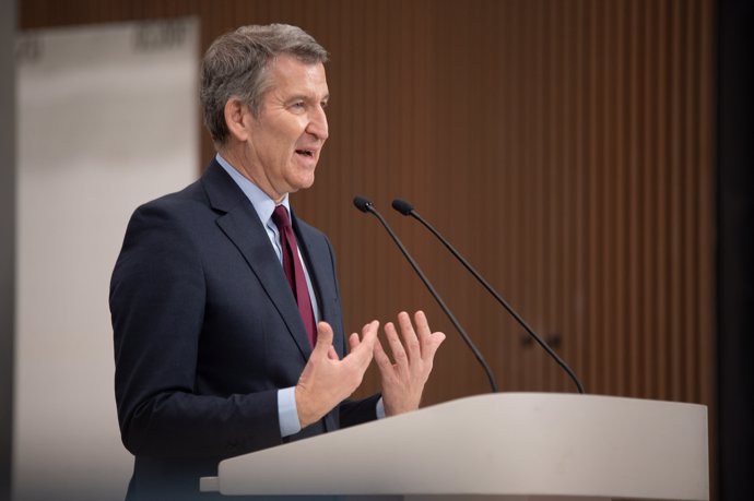 El presidente del Partido Popular, Alberto Núñez Feijóo, interviene ante los medios de comunicación durante una visita a la empresa Medgon, a 6 de febrero de 2025, en Carrión de los Condes, Palencia, Castilla y León (España).