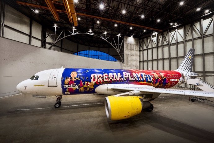 Avión de Vueling con la imagen del Barça femenino.