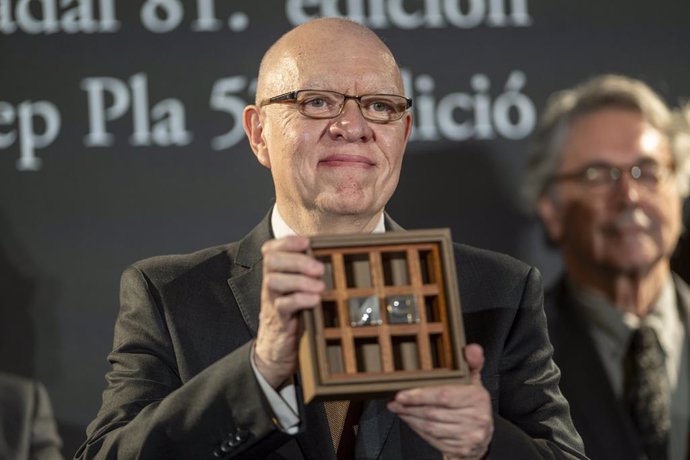 Jorge Fernández Díaz recibe el 81 Premio Nadal de novela en español de manos , en el Hotel Palace en Barcelona (Cataluña) recibe el 81 Premio Nadal de novela