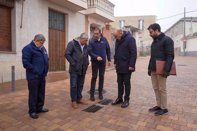 De Vicente en la visita a las obras de Coca.