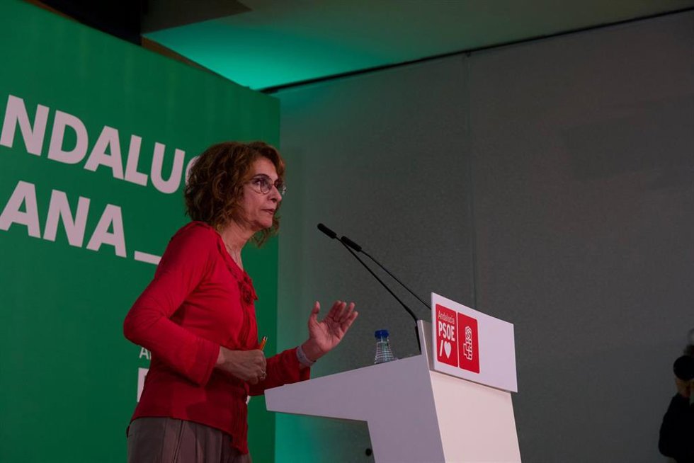 La vicepresidenta primera del Gobierno, ministra de Hacienda y secretaria general del PSOE-A, María Jesús Montero, en una comparecencia a los medios. 