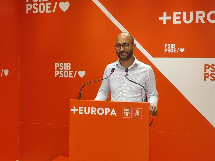 Archivo - El diputado del PSIB Omar Lamin, en rueda de prensa.