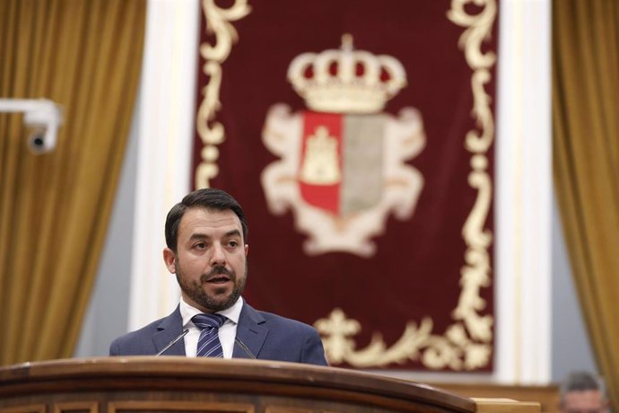 El parlamentario de Vox Iván Sánchez en el pleno.