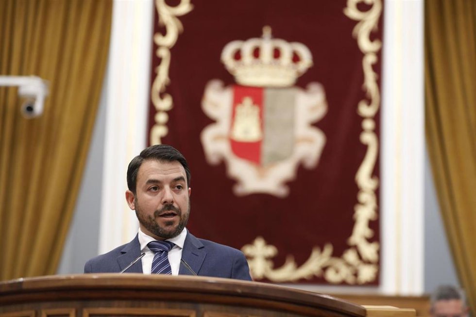 El parlamentario de Vox Iván Sánchez en el pleno.