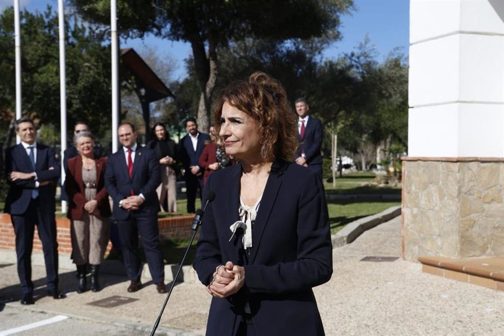 La ministra de Hacienda, María Jesús Montero, en Castellar de la Frontera atiende a los periodistas.
