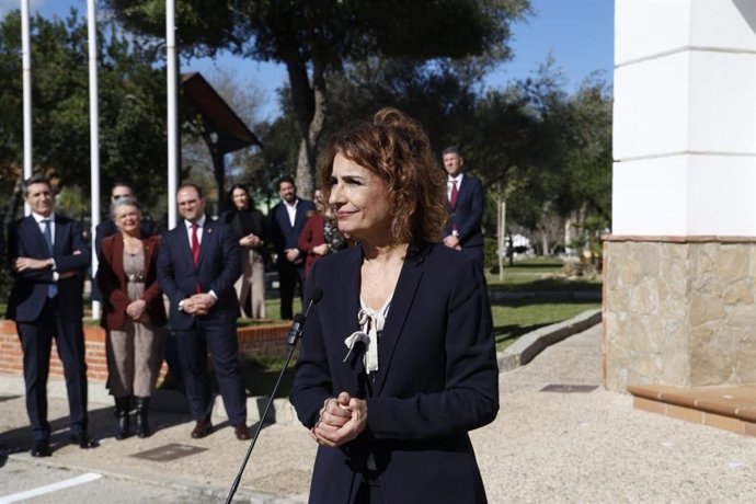 La ministra de Hacienda, María Jesús Montero, en Castellar de la Frontera a su llegada a un acto con alcaldes del Campo de Gibraltar.